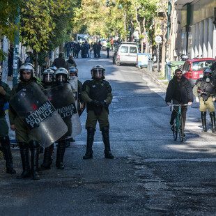 Η απάντηση της ΕΛ.ΑΣ για τις πλαστικές σφαίρες στο Κουκάκι: «Χρησιμοποιήσαμε μικρές ελαστικές μπάλες»