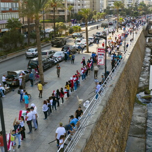 Τεράστια ανθρώπινη αλυσίδα διαδηλωτών στο Λίβανο - Χιλιάδες άνθρωποι πιασμένοι απ' το χέρι