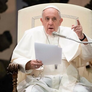 Ο πάπας Φραγκίσκος διατάζει περικοπές μισθών σε καρδινάλιους για να διασωθούν θέσεις εργαζομένων στο Βατικανό