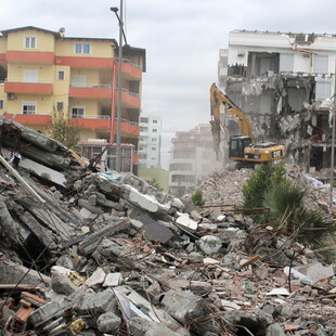 Αλβανία: Οι σεισμοπαθείς στο Δυρράχιο φοβούνται να γυρίσουν στα σπίτια τους