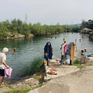 Ψωρονέρια, Καλλυντικά, Θερμοπύλες: Ένα Σαββατοκύριακο με υπερβολική δόση ιαματικών λουτρών