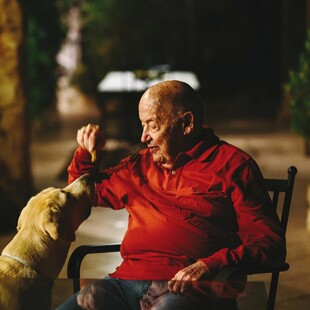 Ο Μίμης Πλέσσας στα 95 του, αφηγείται την πλούσια ζωή του