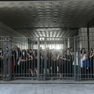 Δίκη Χρυσής Αυγής: Οι πανηγυρισμοί μετά την ανάγνωση της απόφασης - Φωτογραφίες και Βίντεο
