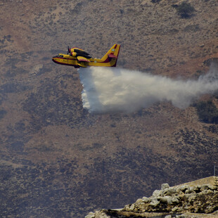 Φωτιά σε δασική έκταση στο Χιλιομόδι- Σε δύσβατο σημείο, ρίψεις νερού από αεροσκάφη