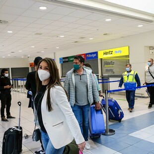 «Στη χειρότερη θα είμαι στην πισίνα με το φλαμίνγκο»: Τι λένε οι Ολλανδοί που ήρθαν για διακοπές-πείραμα στη Ρόδο