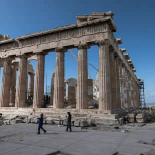 Μαρμάρινη επιγραφή με τα ονόματα των Μανώλη Γλέζου και Απόστολου Σάντα στην Ακρόπολη