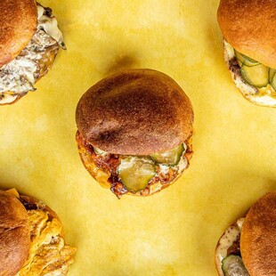 Το Smash’n Bun γράφει το νέο success story στο αυθεντικό street food με το ζουμερό Smash burger, το τραγανό Κorean fried chicken και το απολαυστικό grilled cheese sandwich κι ανατρέπει τα δεδομένα