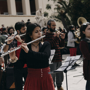 Support Art Workers: Εκατοντάδες καλλιτέχνες έπαιξαν μουσική και τραγούδησαν στα Προπύλαια για το δικαίωμα στην εργασία