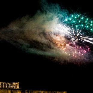 Ανάσταση: Φώτισε από τα πυροτεχνήματα ο ουρανός της Αθήνας - Εντυπωσιακές εικόνες