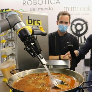 Το πρώτο ρομπότ που μαγειρεύει παέγια «διχάζει» τους Ισπανούς [ΒΙΝΤΕΟ] 