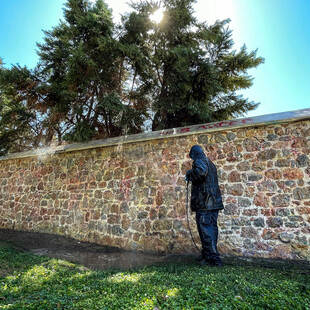 Δήμος Αθηναίων: Αντιγκράφιτι επιχείρηση στον πέτρινο τοίχο της Ερμού 