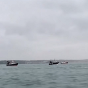 Μάγχη: Έφυγαν οι Γάλλοι ψαράδες, αποχωρούν τα δύο πλοία βρετανικά πολεμικά πλοία