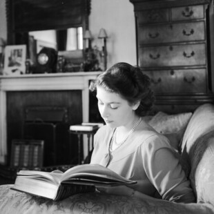 queen elizabeth reading