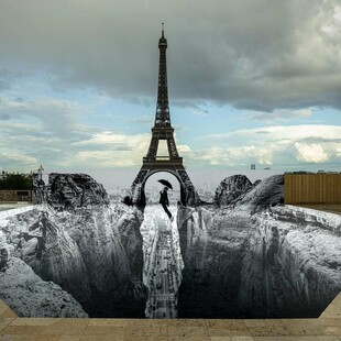 Ο πύργος του Άιφελ μεταμορφώνεται και γίνεται χαράδρα στην μέση του Παρισιού