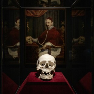 Ένα χαμένο μαρμάρινο κρανίο του Μπερνίνι, ένας φωτισμένος Πάπας και ο θάνατος σε μια έκθεση στη Δρέσδη