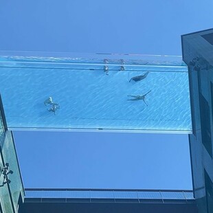 Βρετανία: Κολύμπι στην διάφανη πισίνα Sky Pool - 35 μέτρα από το έδαφος