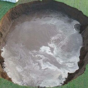 Μεξικό: Τεράστια τρύπα άνοιξε στη μέση ενός χωραφιού - «Είδα τη γη να βυθίζεται και να βγαίνει νερό» (Βίντεο)