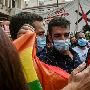 Ο Τσίπρας με την σημαία των ΛΟΑΤΚΙ στην σημερινή πορεία