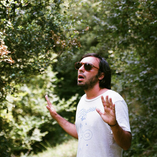 Ο Prins Obi ετοιμάζεται να χιτάρει με τον «Αθηνέζο»