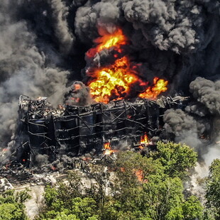 Ιλινόι: Μαίνεται η τεράστια πυρκαγιά σε εργοστάσιο χημικών- Γιατί την αφήνουν να σβήσει μόνη της 