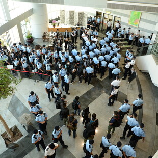 Χονγκ Κονγκ: Έφοδος 500 αστυνομικών στα γραφεία της Apple Daily και σε σπίτια στελεχών της- 5 συλλήψεις