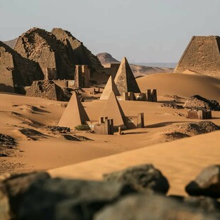 Σήμα κινδύνου για τις εκατοντάδες εντυπωσιακές πυραμίδες του Σουδάν