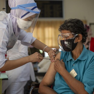 Reuters: Ο ΠΟΥ εκτιμά ότι πιο ευάλωτοι θα χρειάζονται κάθε χρόνο εμβόλιο για τον κορωνοϊό