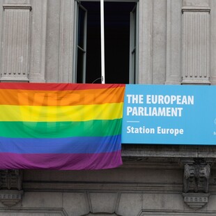 Το Ευρωπαϊκό Κοινοβούλιο υψώνει τη σημαία του ουράνιου τόξου