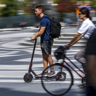 Το Παρίσι απειλεί με απαγόρευση των ηλεκτρικών πατινιών, μετά τον θάνατο γυναίκας