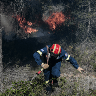 Συναγερμός για πυρκαγιά σε Βαρνάβα και Ελευσίνα - Κοντά σε εργοστάσια η φωτιά σε 