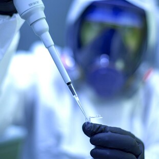 WSJ: AstraZeneca - J&J εξετάζουν τροποποίηση των εμβολίων για αντιμετώπιση των θρομβώσεων