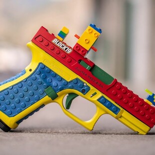 Αντιδράσεις για εταιρεία που κυκλοφόρησε πραγματικό όπλο ίδιο με παιχνίδι Lego