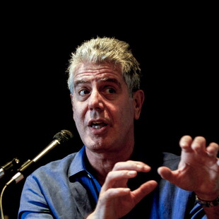 Anthony Bourdain: Η χήρα του αρνείται ότι επέτρεψε την αναπαραγωγή με τεχνητή νοημοσύνη της φωνής για ντοκιμαντέρ