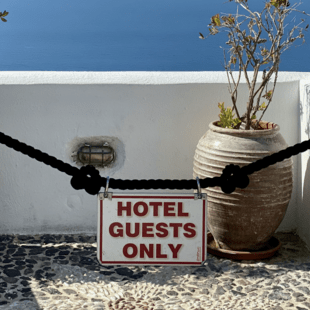 Ξενοδόχοι: Οι τουρίστες με Covid που έμεναν σε δωμάτια βραχυχρόνιας μίσθωσης να περνούν εκεί την καραντίνα