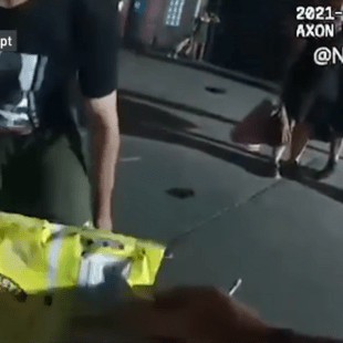 Αστυνομικός χρησιμοποίησε σακουλάκι από πατατάκια για να σώσει θύμα επίθεσης με μαχαίρι (Βίντεο)