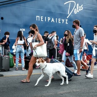 Η μεγάλη έξοδος των αδειούχων: Αυξημένη η κίνηση στο λιμάνι του Πειραιά και εντατικοί έλεγχοι (Εικόνες)