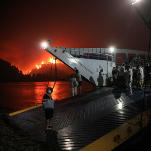 Δραματικές εικόνες στη Λίμνη Ευβοίας: Οι κάτοικοι τα άφησαν όλα πίσω και διέφυγαν από τη θάλασσα 