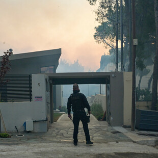 Φωτιά στην Αττική: Καταγγελίες κατοίκων για κλοπές στα καμένα σπίτια τους