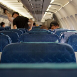 Κύπρος: Άναψε τσιγάρο βγαίνοντας από το αεροπλάνο και χαστούκισε την αεροσυνοδό που του έκανε παρατήρηση