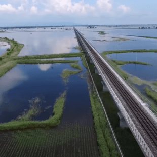 Έτοιμη η πρώτη σιδηροδρομική γέφυρα πάνω από ποταμό που συνδέει Ρωσία και Κίνα- Έπειτα από 7 χρόνια (Βίντεο)