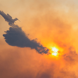 Φωτιές: Ο πιλότος του Beriev Β-200 επιχειρούσε ενώ καιγόταν το σπίτι του στη Βαρυμπόμπη 