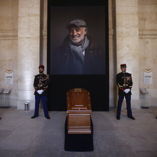 Γαλλία-θάνατος Μπελμοντό: Η Γαλλία αποχαιρετά τον αγαπημένο της "Μπεμπέλ", που "θα χαμογελάει πάντα, όπου κι αν βρίσκεται"	