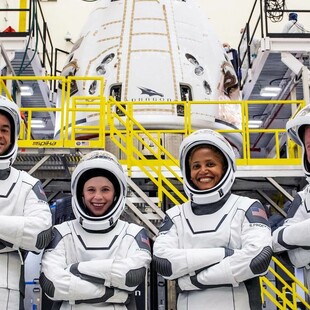 Η SpaceX γράφει ιστορία - Το πρώτο πλήρωμα αποκλειστικά με «ερασιτέχνες αστροναύτες» ετοιμάζεται για εκτόξευση