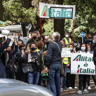 Ιταλία: «Στα κάγκελα» οι εργαζόμενοι της Alitalia- Eπεισόδια σε συγκέντρωση διαμαρτυρίας