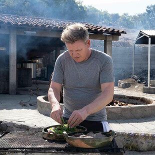 Ο Gordon Ramsay κάθε Κυριακή μαγειρεύει με ντόπιους σε κάθε γωνιά του πλανήτη