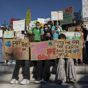 «Make love not CO2»: Νέοι στους δρόμους της Αθήνας, κατά της κλιματικής κρίσης (Φωτογραφίες)