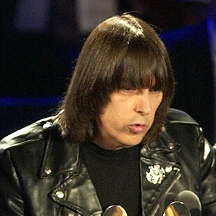 Η κιθάρα του Johnny Ramone πωλήθηκε σε δημοπρασία για πάνω από 900.000 δολ.