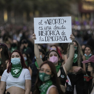 Δικαίωμα στην άμβλωση: Χιλιάδες γυναίκες διαδήλωσαν σε πόλεις της Λατινικής Αμερικής