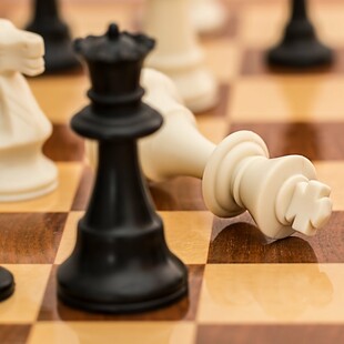 Αντιδράσεις για απόφαση της Σκακιστικής Ομοσπονδίας να κλείσει χορηγία με εταιρεία αυξητικής στήθους για γυναικείο τουρνουά 