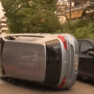 Σοβαρό τροχαίο στη Νέα Σμύρνη: Ανετράπη αυτοκίνητο